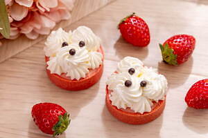 コンラッド東京のいちごスイーツビュッフェ、苺たっぷりムースケーキ&“マルチーズ”苺タルトなど｜写真6