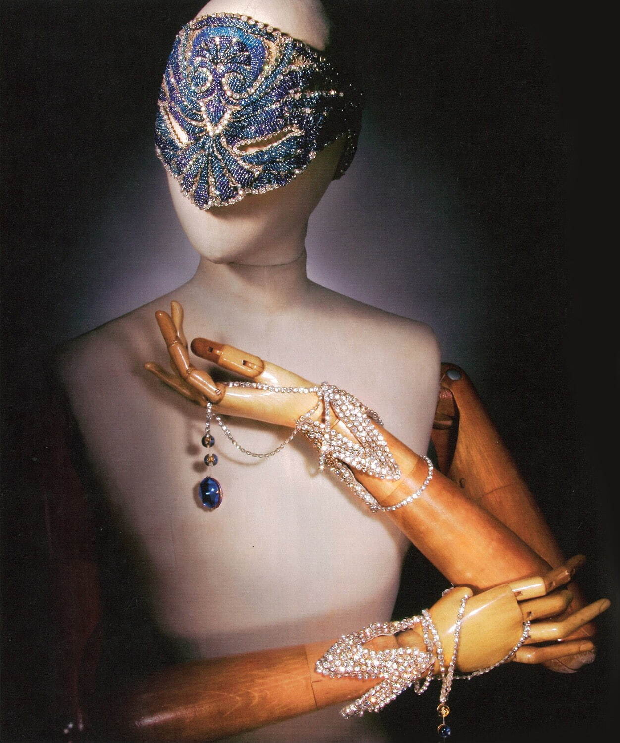 ポール・ポワレ 《夜会用マスク、ブレスレット「深海」》 制作：マドレーヌ・パニゾン
1919年 メタリックチュールにガラスビーズとクリスタルガラスで刺繍
