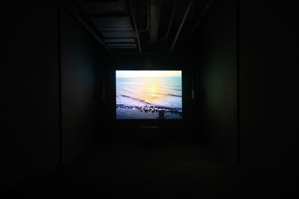 ［参考図版］ 坂本龍一＋アピチャッポン・ウィーラセタクン 《async-first light》 2017年
「Ryuichi Sakamoto | SOUND AND TIME」展示風景、成都木木美術館(人民公園館)、2023年
画像提供：成都木木美術館