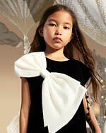 ベビー ディオール24年春新作、ゴールドに煌めくフローラル刺繍ニット＆カナージュ刺繍のバックパック｜写真21