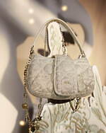 ベビー ディオール24年春新作、ゴールドに煌めくフローラル刺繍ニット＆カナージュ刺繍のバックパック｜写真16