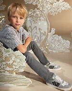 ベビー ディオール24年春新作、ゴールドに煌めくフローラル刺繍ニット＆カナージュ刺繍のバックパック｜写真20