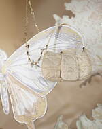 ベビー ディオール24年春新作、ゴールドに煌めくフローラル刺繍ニット＆カナージュ刺繍のバックパック｜写真17