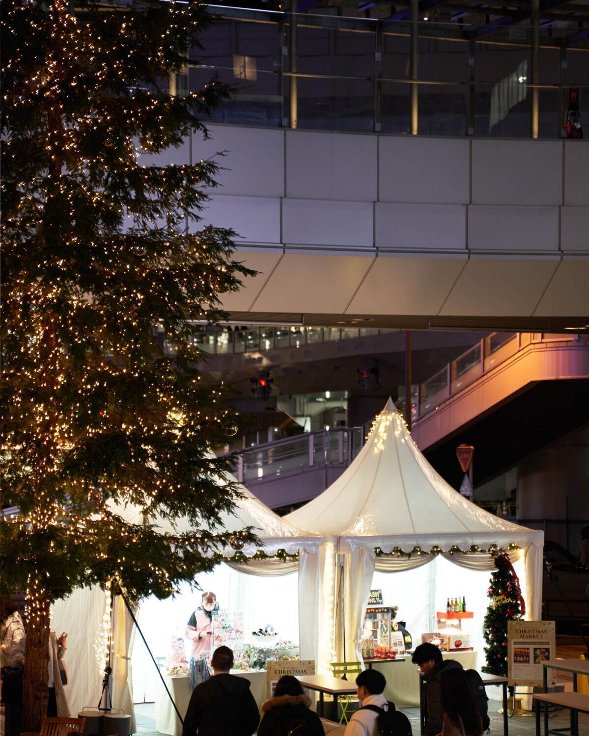 渋谷ストリームのクリスマス、巨大リボン＆光のイルミネーションやキッチンカーが集うマーケット｜写真10
