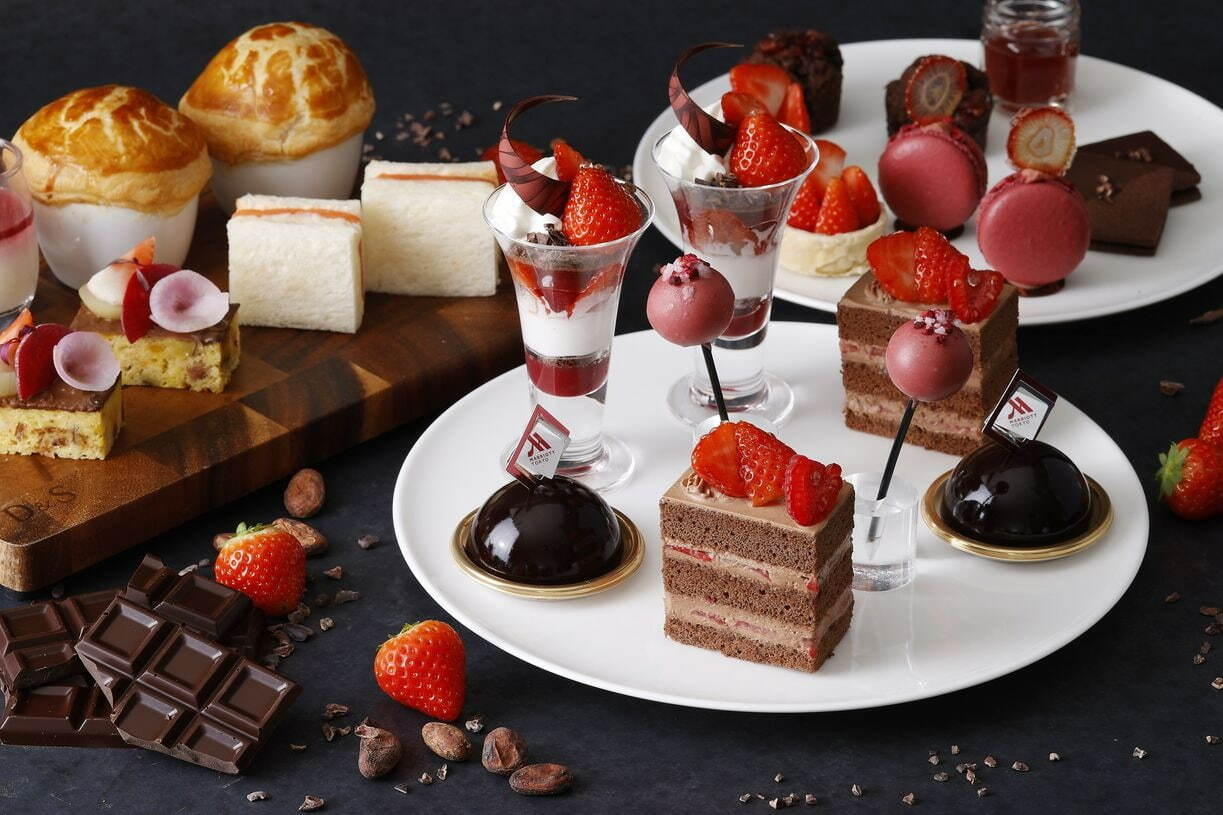 “苺×チョコレート”限定アフタヌーンティーが東京マリオットホテルで、「紅ほっぺ」のチョコケーキなど｜写真2