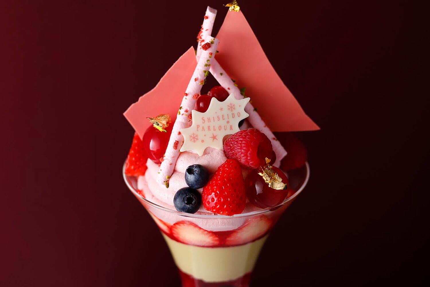 パフェ｜資生堂パーラー 銀座本店サロン・ド・カフェのクリスマスパフェ、ラズベリーレアチーズとベリーを合わせて