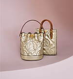 トリー バーチ23年クリスマス - メタリックゴールドのレザーバッグ＆ミニ財布、パールピアスも｜写真1