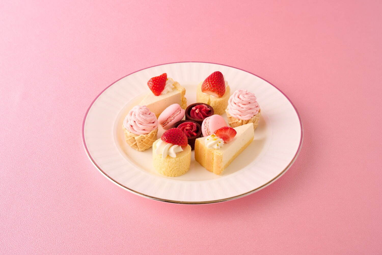 帝国ホテル 大阪のいちごアフタヌーンティー - 苺が主役のケーキやモンブラン、紅茶に合う焼き菓子も｜写真2