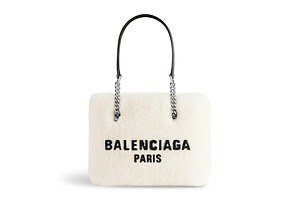 バレンシアガ“ショッパー風”バッグ「デューティーフリー」新作、柔らかな毛皮ボディ | バレンシアガ