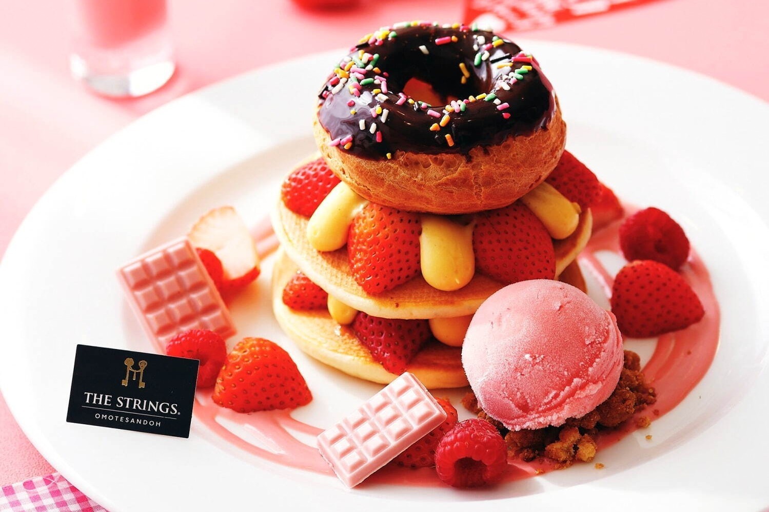 ザ ストリングス 表参道の冬限定パンケーキ、“ドーナツ風”パリブレスト＆苺のキュートなピンクカラーで