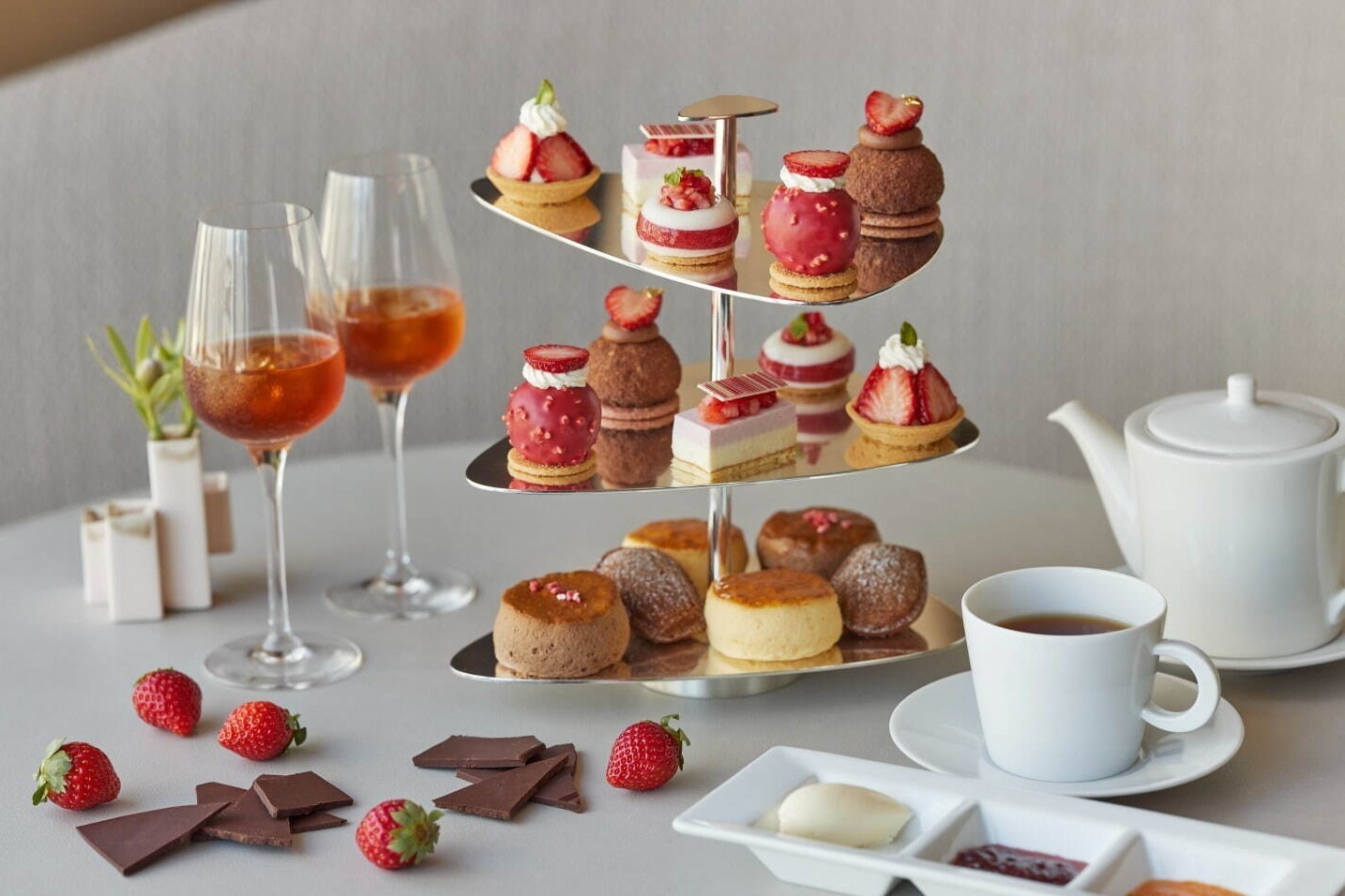 フォーシーズンズホテル丸の内 東京“苺＆チョコ”アフタヌーンティー、ピンクや白に彩られたタルトなど