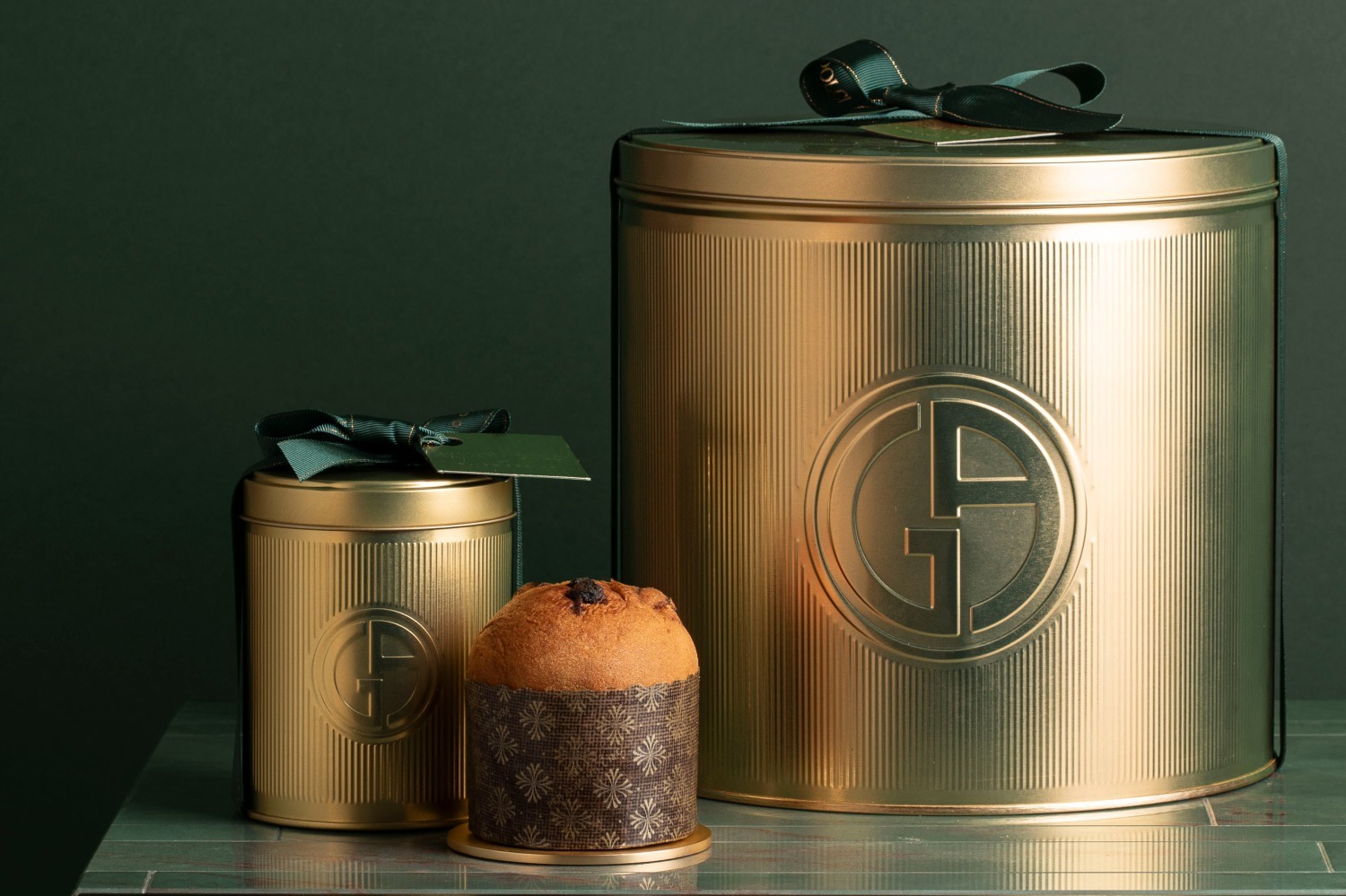 アルマーニ / ドルチのクリスマス限定焼き菓子、星型「パンドーロ」＆ドライフルーツ入り「パネトーネ」