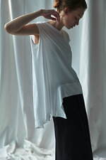 レギュレーション ヨウジヤマモト 2024年春夏コレクション、舞い踊る時の軽やかな躍動｜写真5