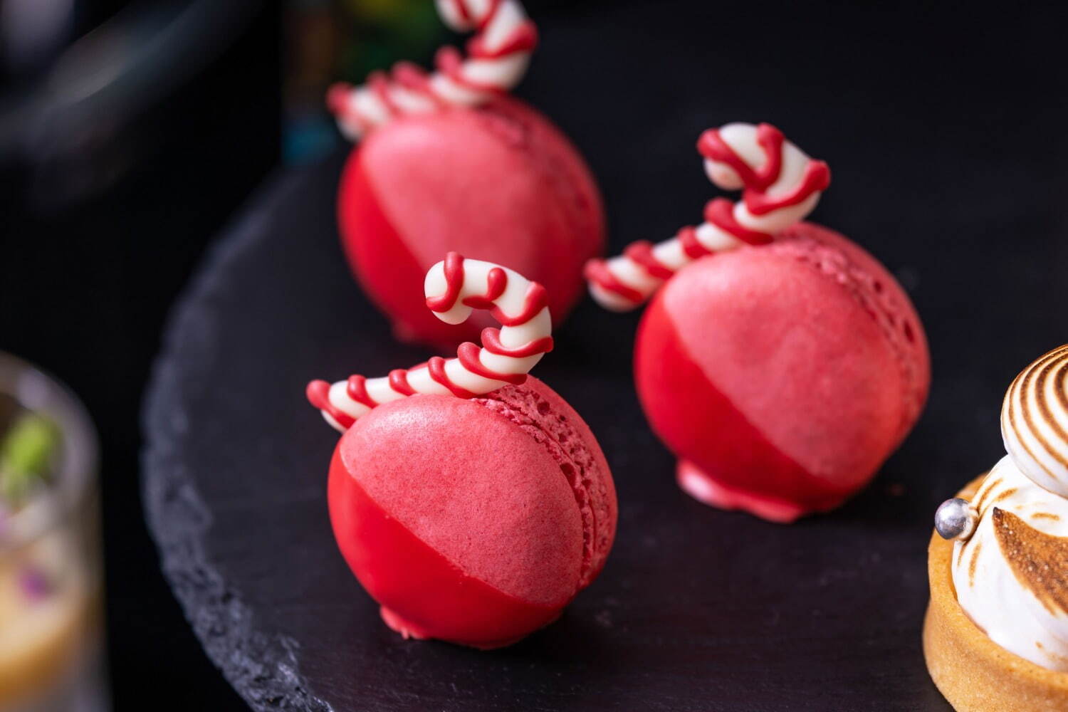 コンラッド大阪のクリスマススイーツビュッフェ、アート着想の蝶チョコやフラワー型ブリュレタルトなど｜写真12