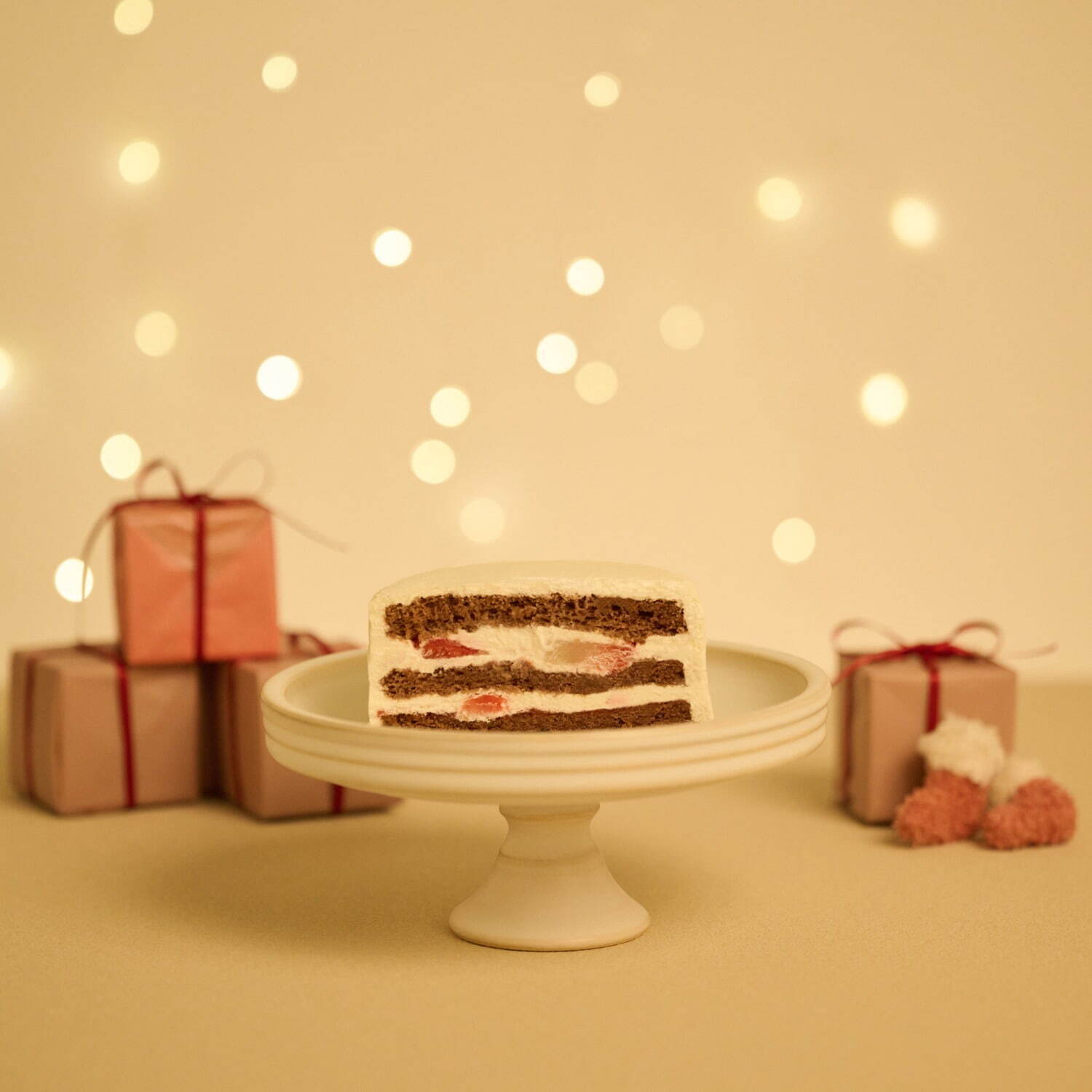 ジェラート ピケ カフェのクリスマスケーキが初登場“ふわふわピケベア”が乗るチョコケーキ、苺をサンド｜写真2