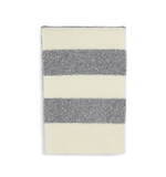 アミのクリスマス“ハート”ロゴのセーターやマフラー、シルバーのダウンジャケットも｜写真13