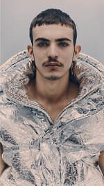 アミのクリスマス“ハート”ロゴのセーターやマフラー、シルバーのダウンジャケットも｜写真26