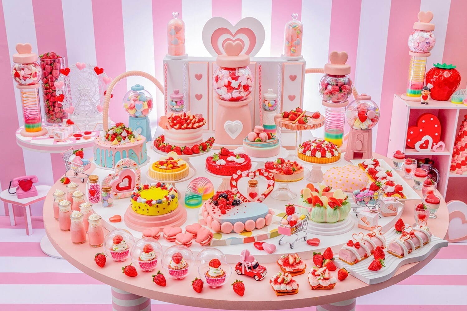 シフォンケーキ｜ヒルトン東京のいちごスイーツビュッフェ、“ハートの工場”着想のいちごタルト＆シフォンケーキなど