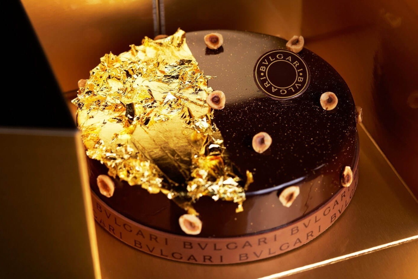ブルガリ ホテル 東京のクリスマス - 様々な食感を楽しむチョコレートケーキ、金箔をたっぷりと