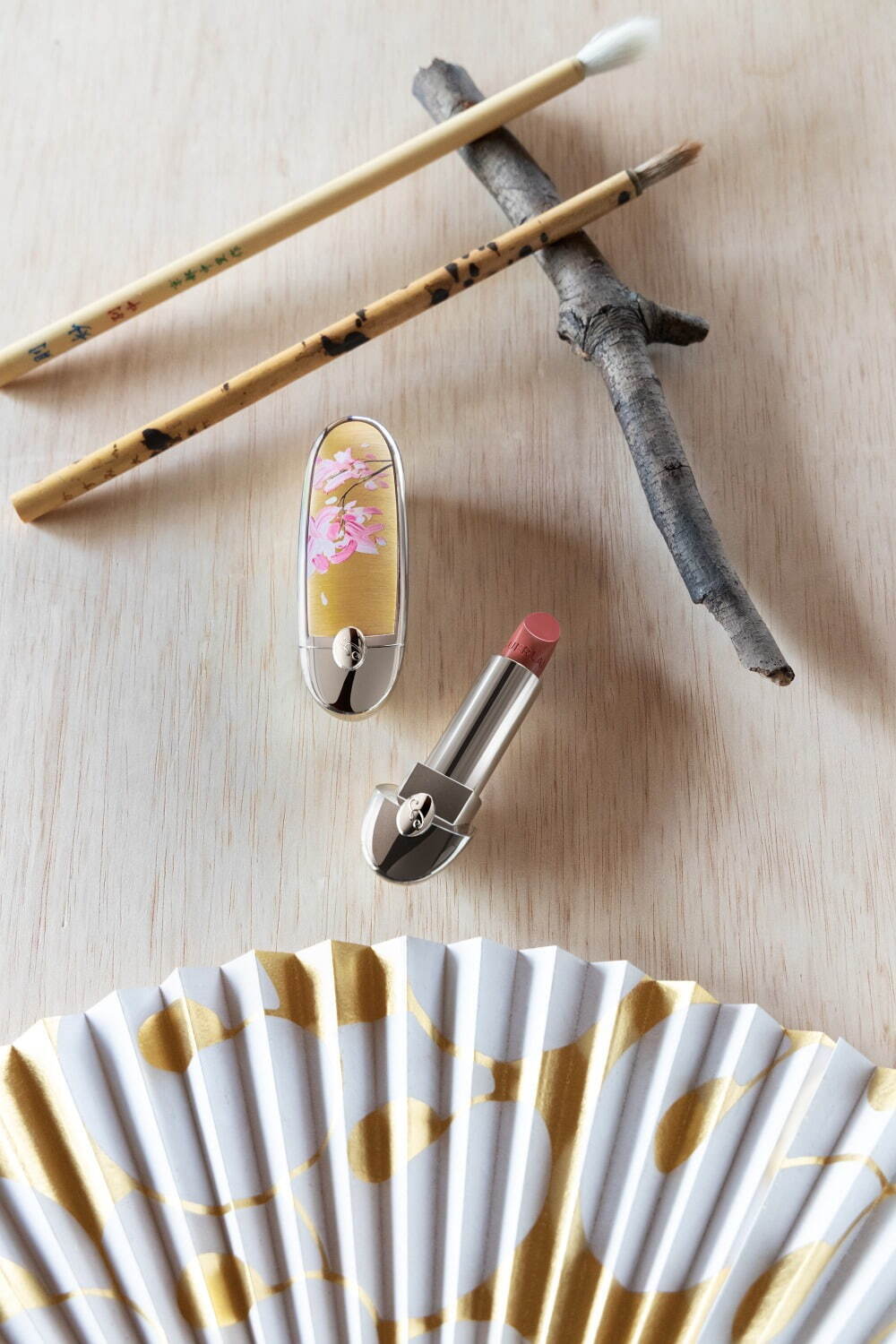 ゲラン「日本の桜」着想の24年春リップ、“花びらが舞う”金箔風
