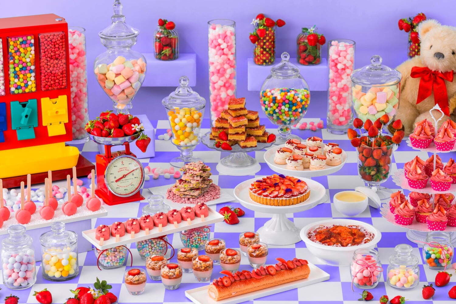 デザートビュッフェ｜“キャンディーショップ”着想のいちごビュッフェがヒルトン福岡シーホークで、ロリポップ型マカロンなど