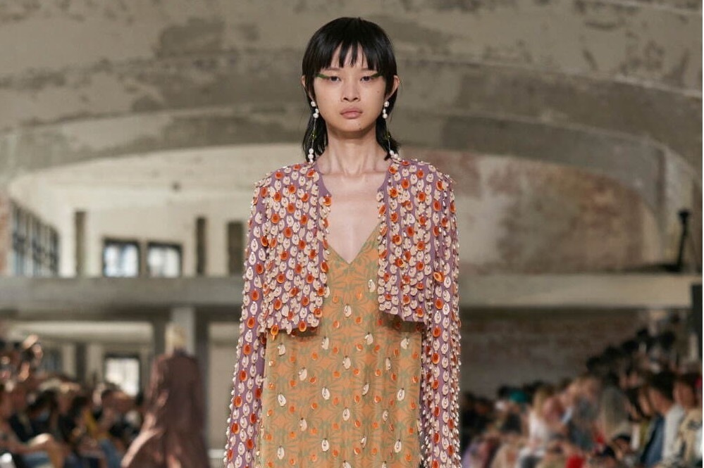 ドリス ヴァン ノッテンの24年春夏ウィメンズ、ラグビー・ストライプのコートやビーズ飾りジャケット