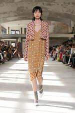 ドリス ヴァン ノッテンの24年春夏ウィメンズ、ラグビー・ストライプのコートやビーズ飾りジャケット｜写真3