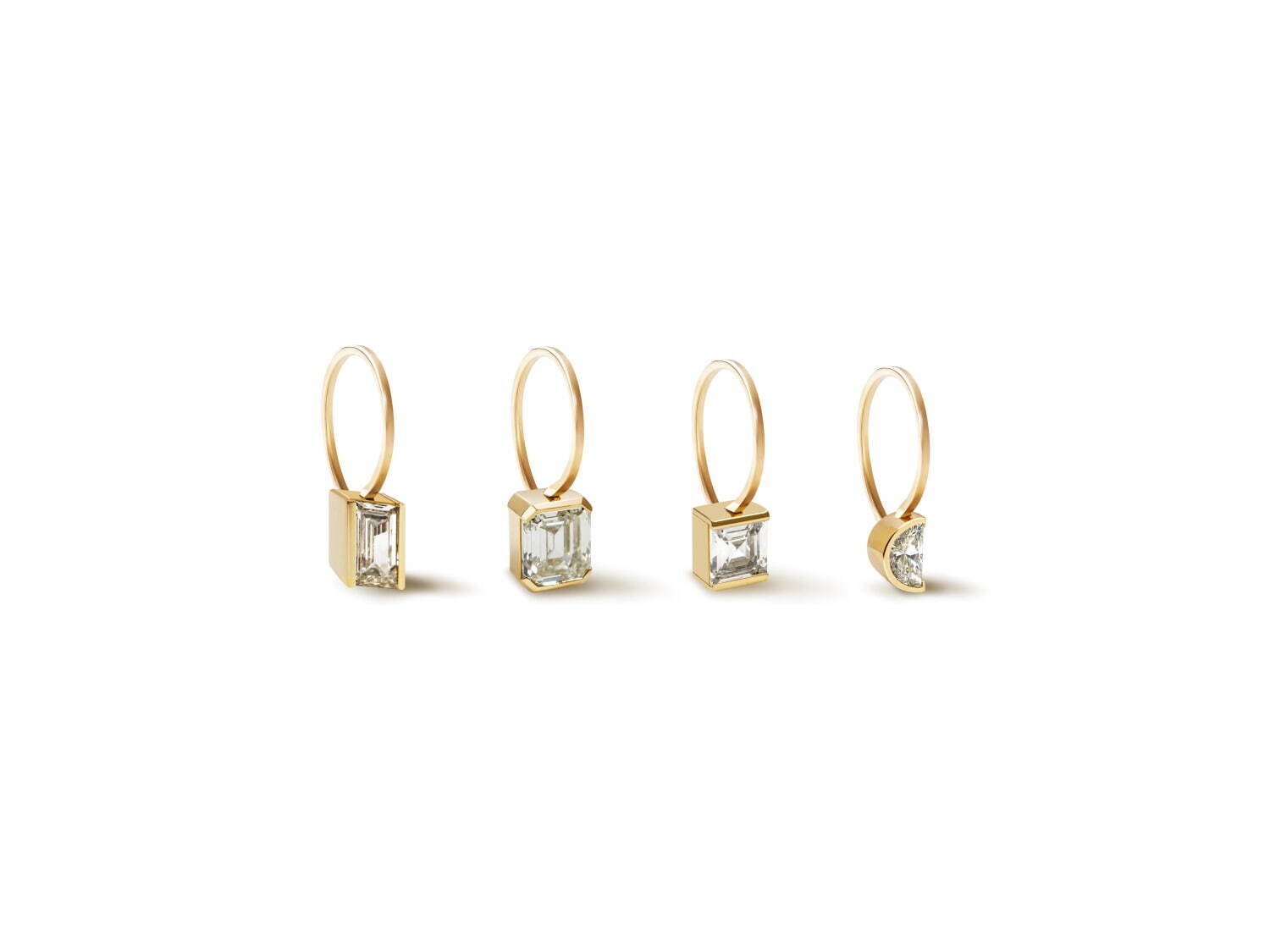 左から)
ロンボイド ダイヤモンド ピアス(18K YG x ダイヤモンド) 1,210,000円
レクタングル ダイヤモンド ピアス(18K YG x ダイヤモンド) 2,200,000円
スクエア ダイヤモンド ピアス(18K YG x ダイヤモンド) 1,320,000円
ハーフムーン ダイヤモンド ピアス(18K YG x ダイヤモンド) 803,000円