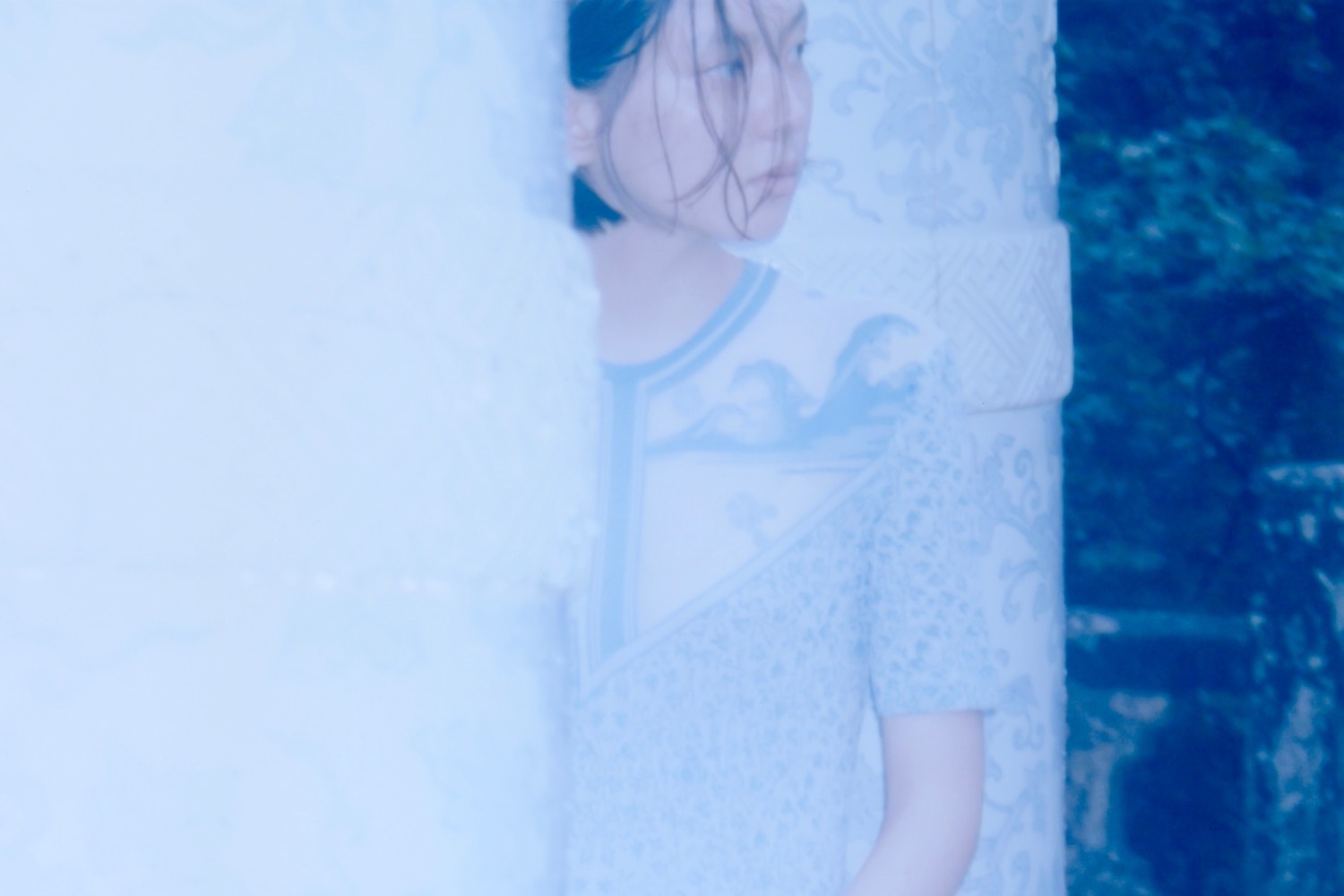 キャミソールワンピース｜マメ クロゴウチの24年春夏、絞り染めや手編みニットのドレスなど - “釉薬の朧げな佇まい”を表現