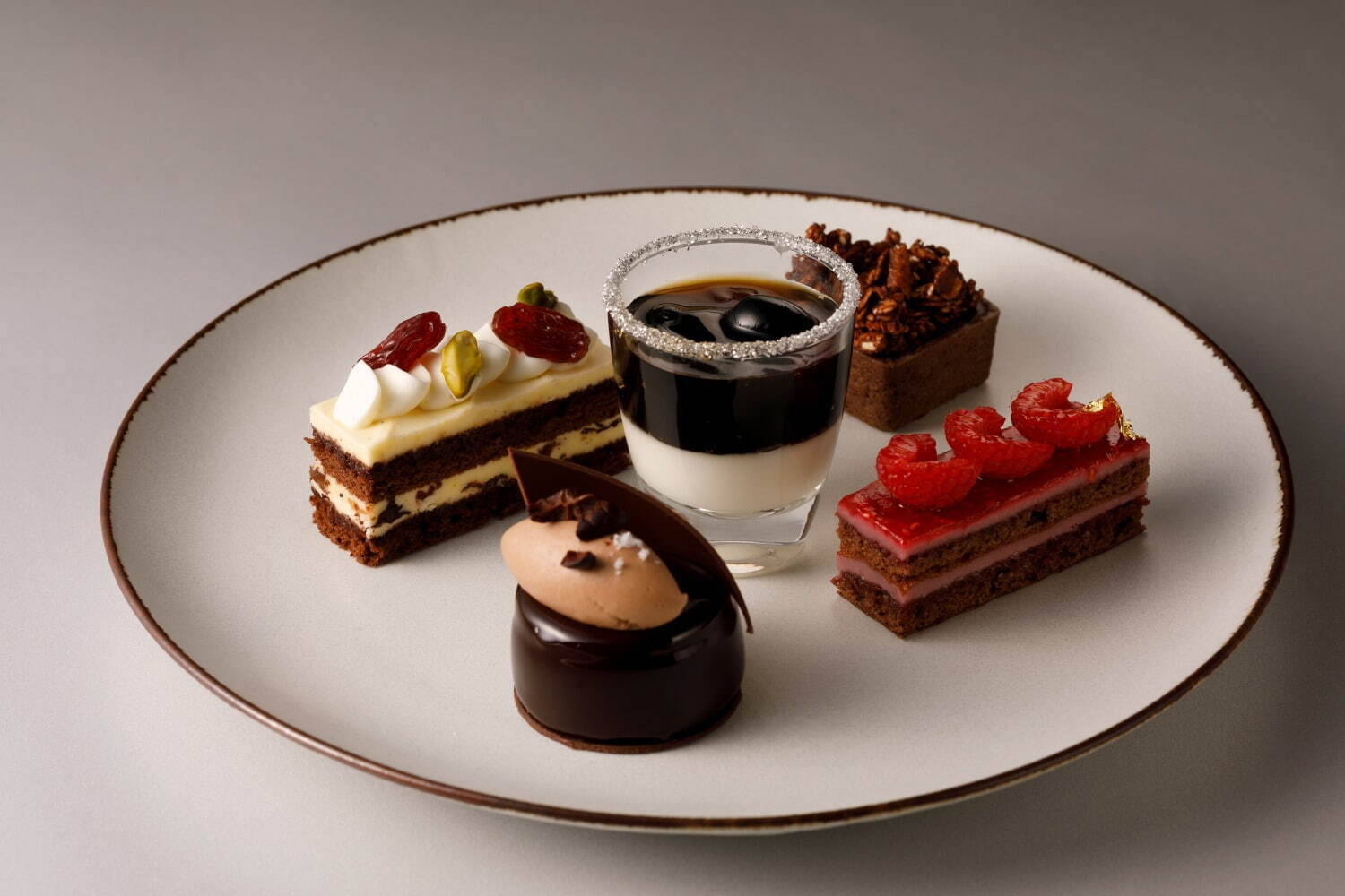 グランド ハイアット 福岡「チョコレートアフタヌーンティー」極上カカオ使用のスイーツ＆セイボリー｜写真3