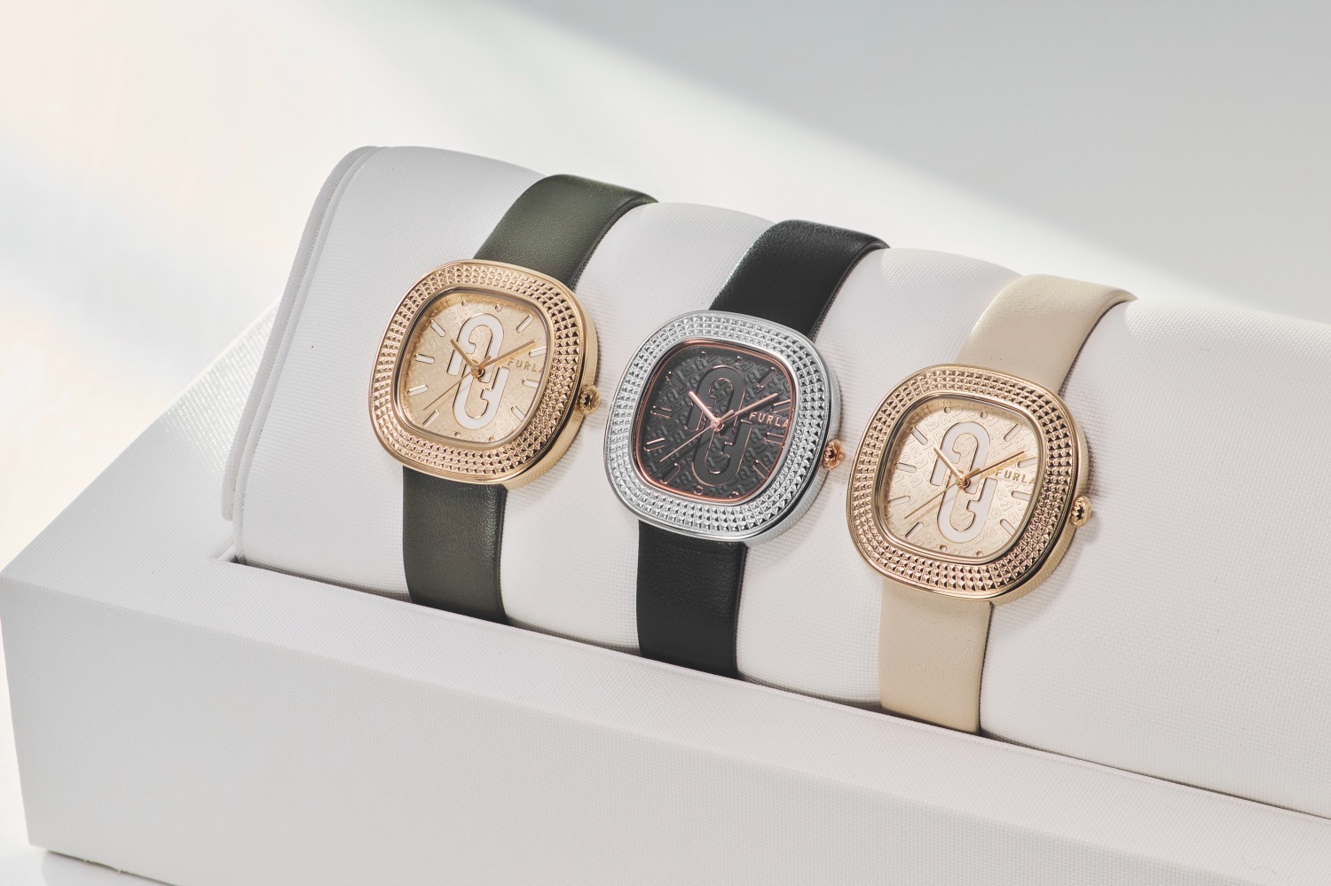 ジュエリーウォッチ｜フルラのウィメンズ腕時計、“煌めくスタッズ×レザーベルト”のスクエア型ウォッチ