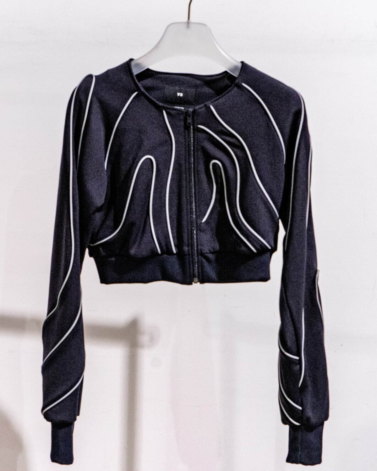 Y-3 24年春夏新作ウェア 、“等高線”のような曲線デザインを配したアウター＆パンツなど｜写真4