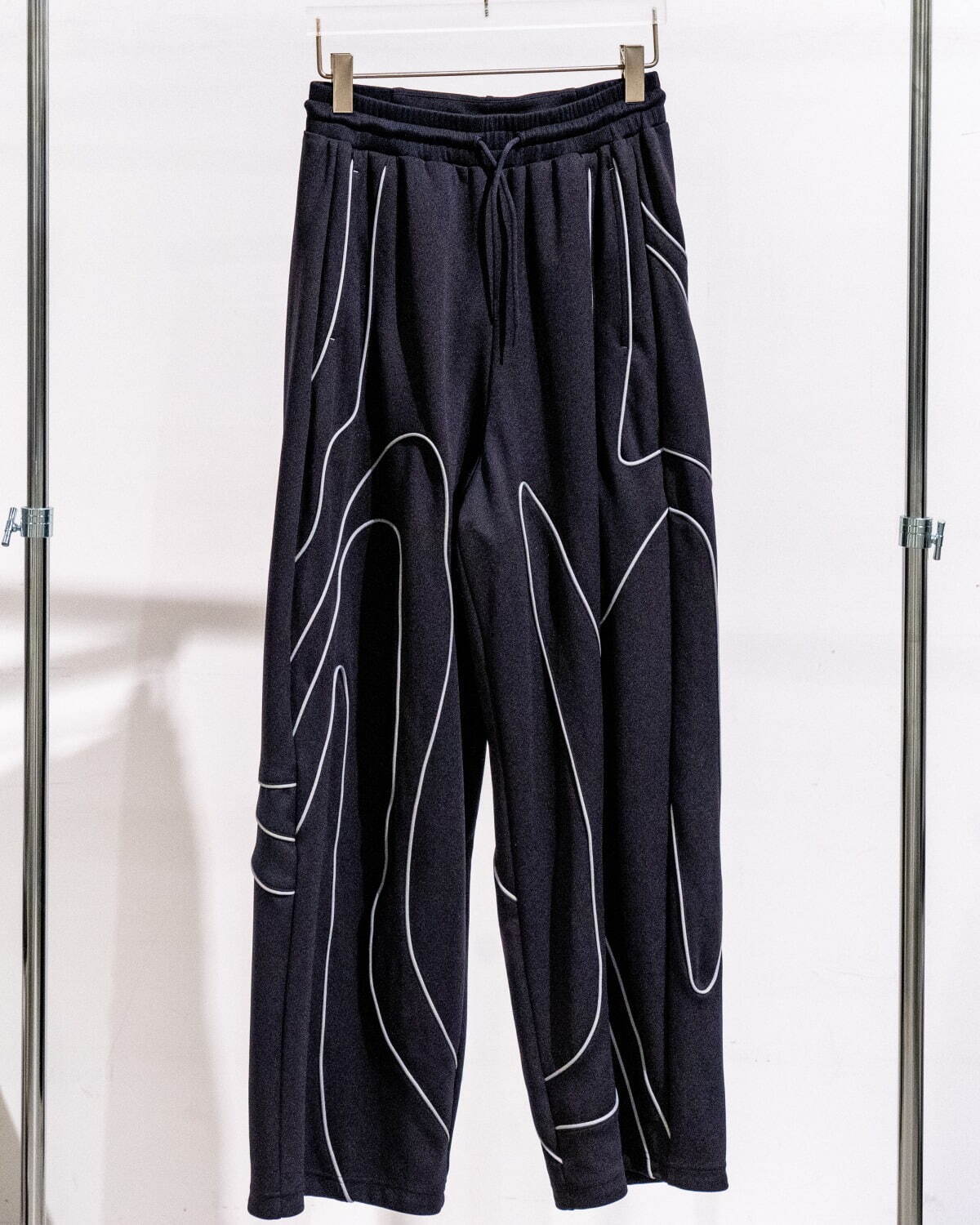 Y-3 24年春夏新作ウェア 、“等高線”のような曲線デザインを配したアウター＆パンツなど｜写真2