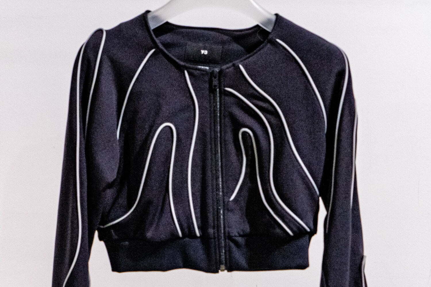 ハット｜Y-3 24年春夏新作ウェア 、“等高線”のような曲線デザインを配したアウター＆パンツなど