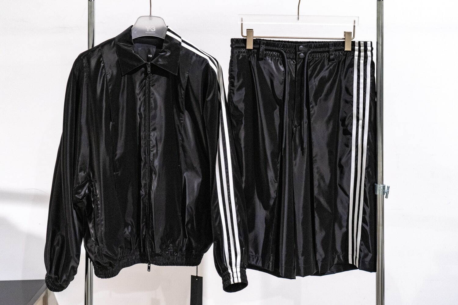 Y-3の24年春夏新作ウェア、“押し花”着想のジャケットやジャージ Y-3の24年春夏新作ウェア、“押し花”着想のジャケットやジャージ