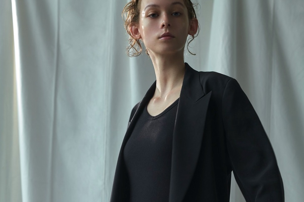 オフショルダー｜レギュレーション ヨウジヤマモト“バレエの練習着”着想のアシンメトリーフーディやブラウス