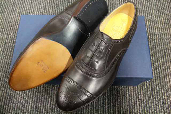 デザインワークス別注によるトリッカーズドレスシューズ