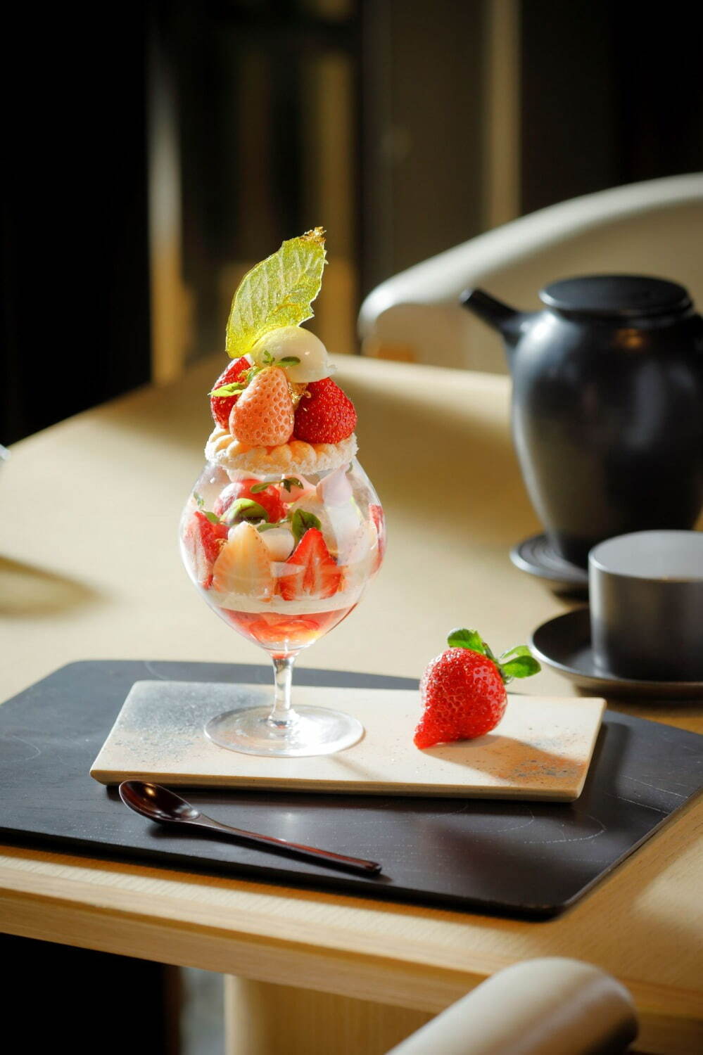 アマン京都から“旬の苺を堪能”するアートなパフェ、淡雪＆あまおうをふんだんに使用｜写真4