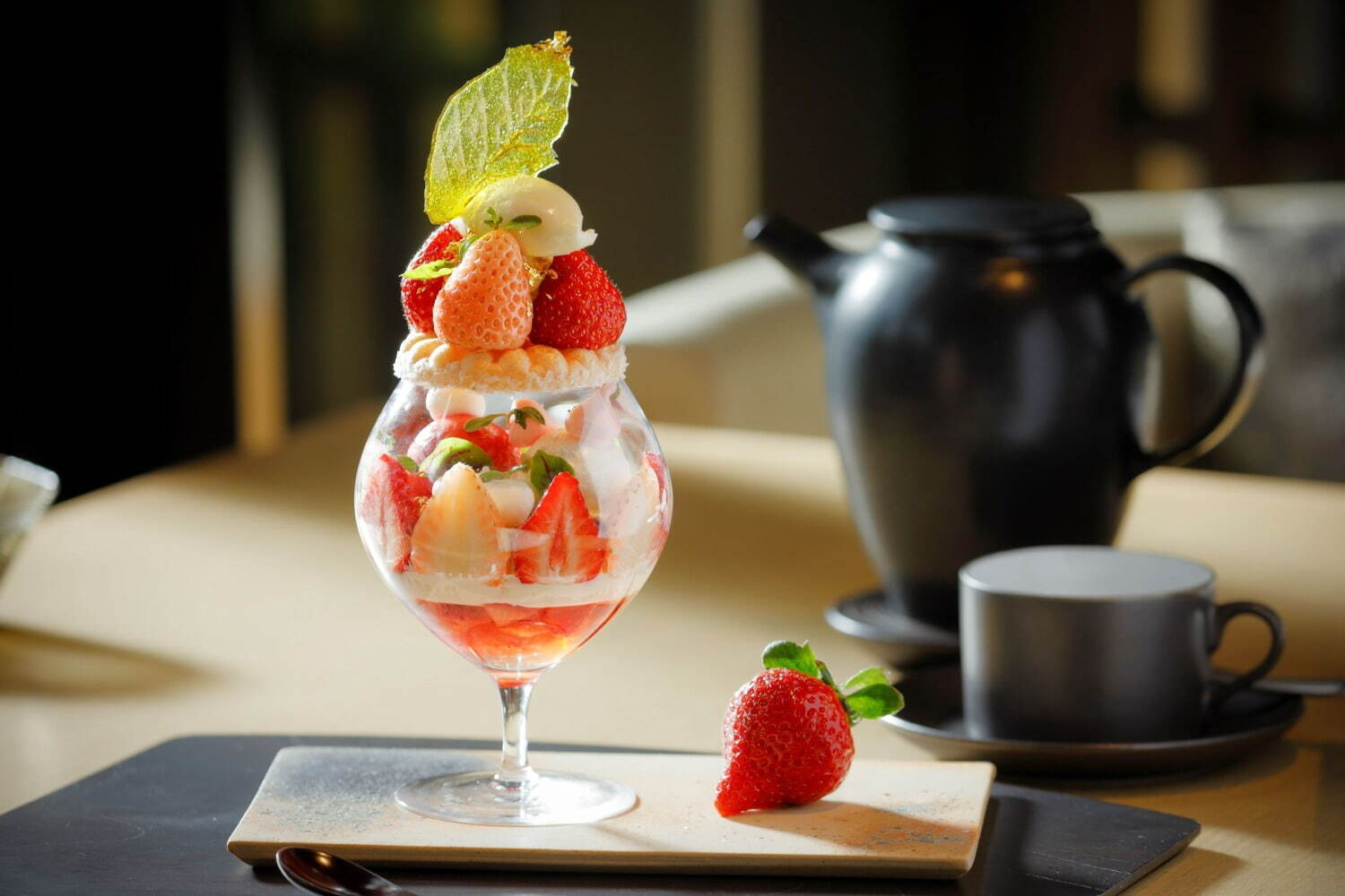 アマン京都から“旬の苺を堪能”するアートなパフェ、淡雪＆あまおうをふんだんに使用｜写真3