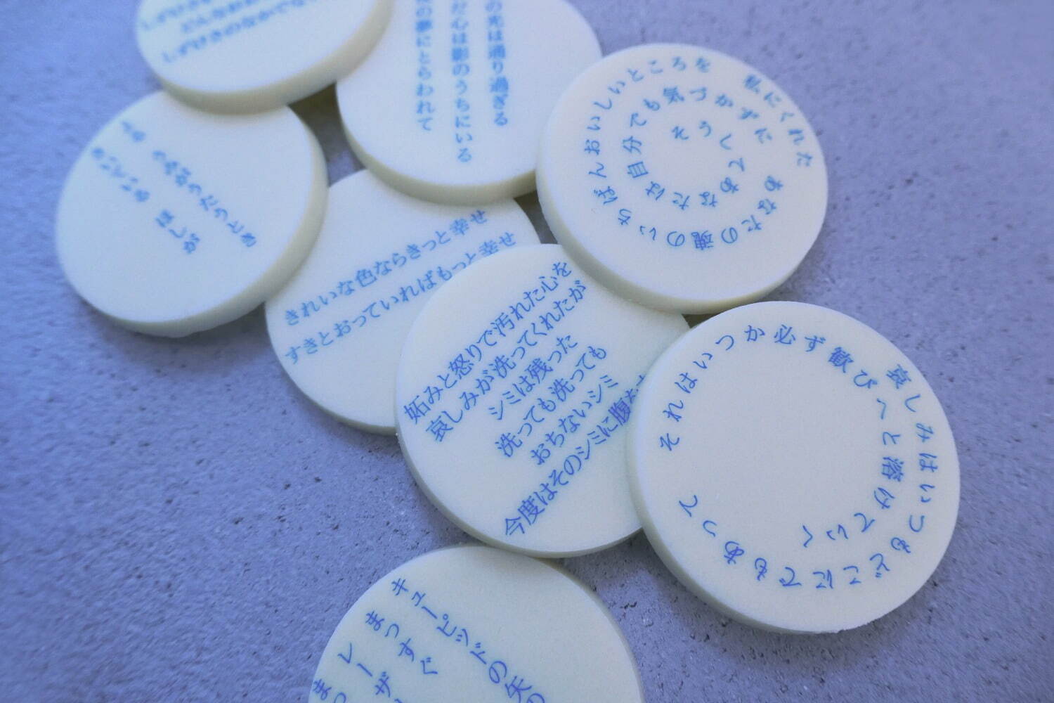 谷川俊太郎の“4つの詩”を味わう円形ホワイトチョコレート、目黒区のアイコン ショップで|写真2