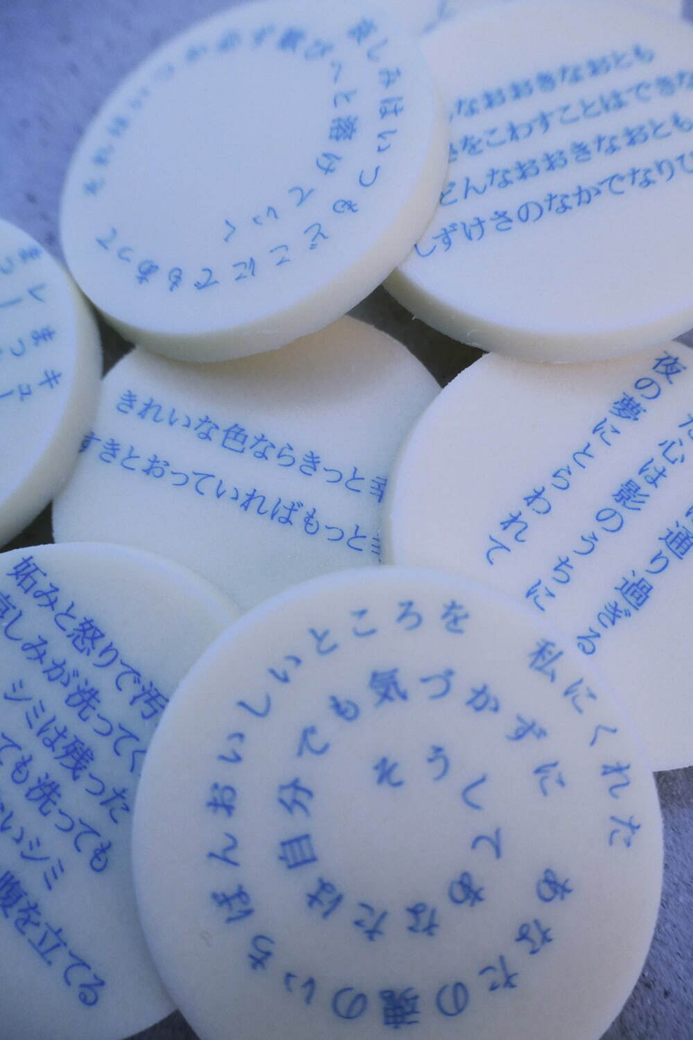 谷川俊太郎の“4つの詩”を味わう円形ホワイトチョコレート、目黒区のアイコン ショップで|写真4