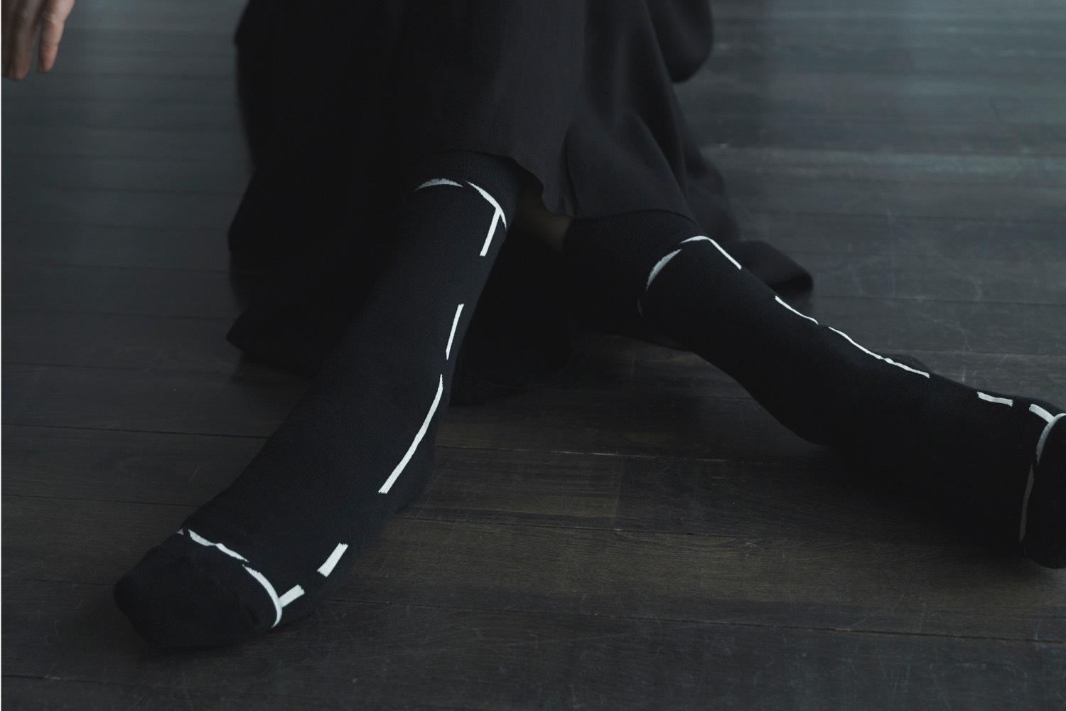 Y's×シックストックスのコラボ靴下第2弾、“途切れたようなライン”のハイゲージソックスなど