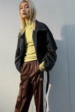 ニードルズのステュディオス ウィメンズ限定トラックパンツ、グレーカラーのベロア素材で｜写真10