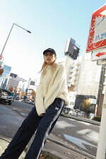 ニードルズのステュディオス ウィメンズ限定トラックパンツ、グレーカラーのベロア素材で｜写真11