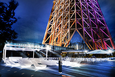 「見上げるビアガーデン」