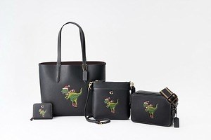 コーチ23年クリスマス“スケートを楽しむ恐竜”「レキシー」バッグ、東京ミッドタウンに限定ストアも