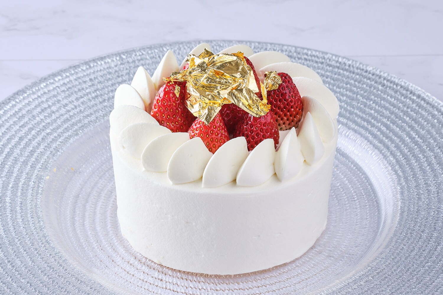 生クリーム｜新年を祝う“純金箔”苺ショートケーキ、ホテル インターコンチネンタル 東京ベイで
