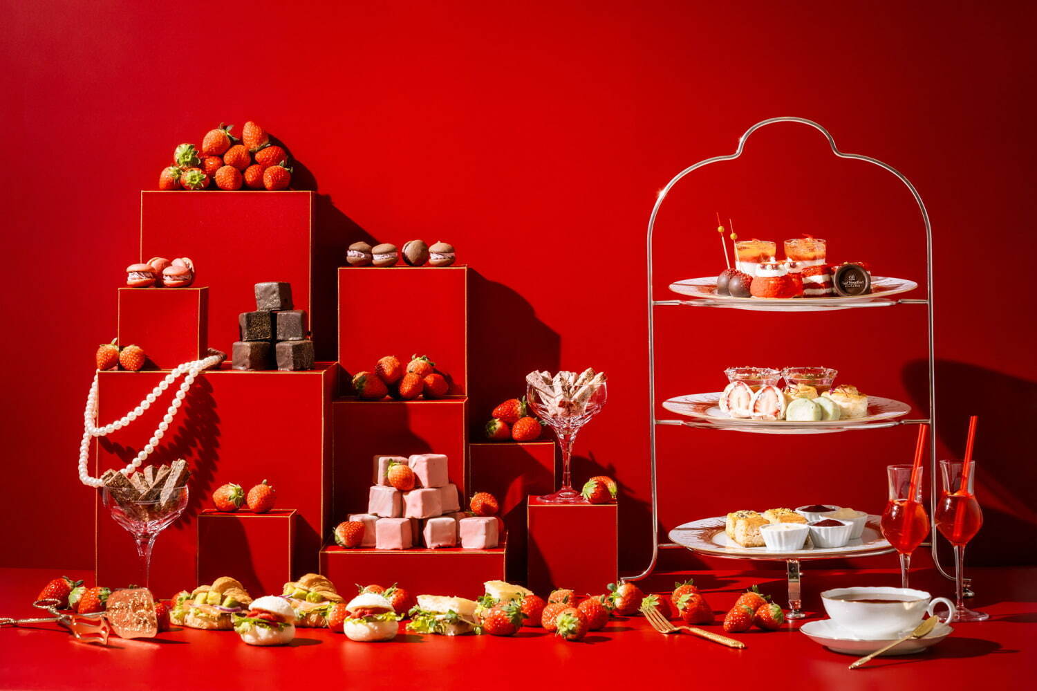 グランドプリンスホテル大阪ベイの苺アフタヌーンティー＆ブッフェ、“レッドカーペット風”ケーキなど｜写真1