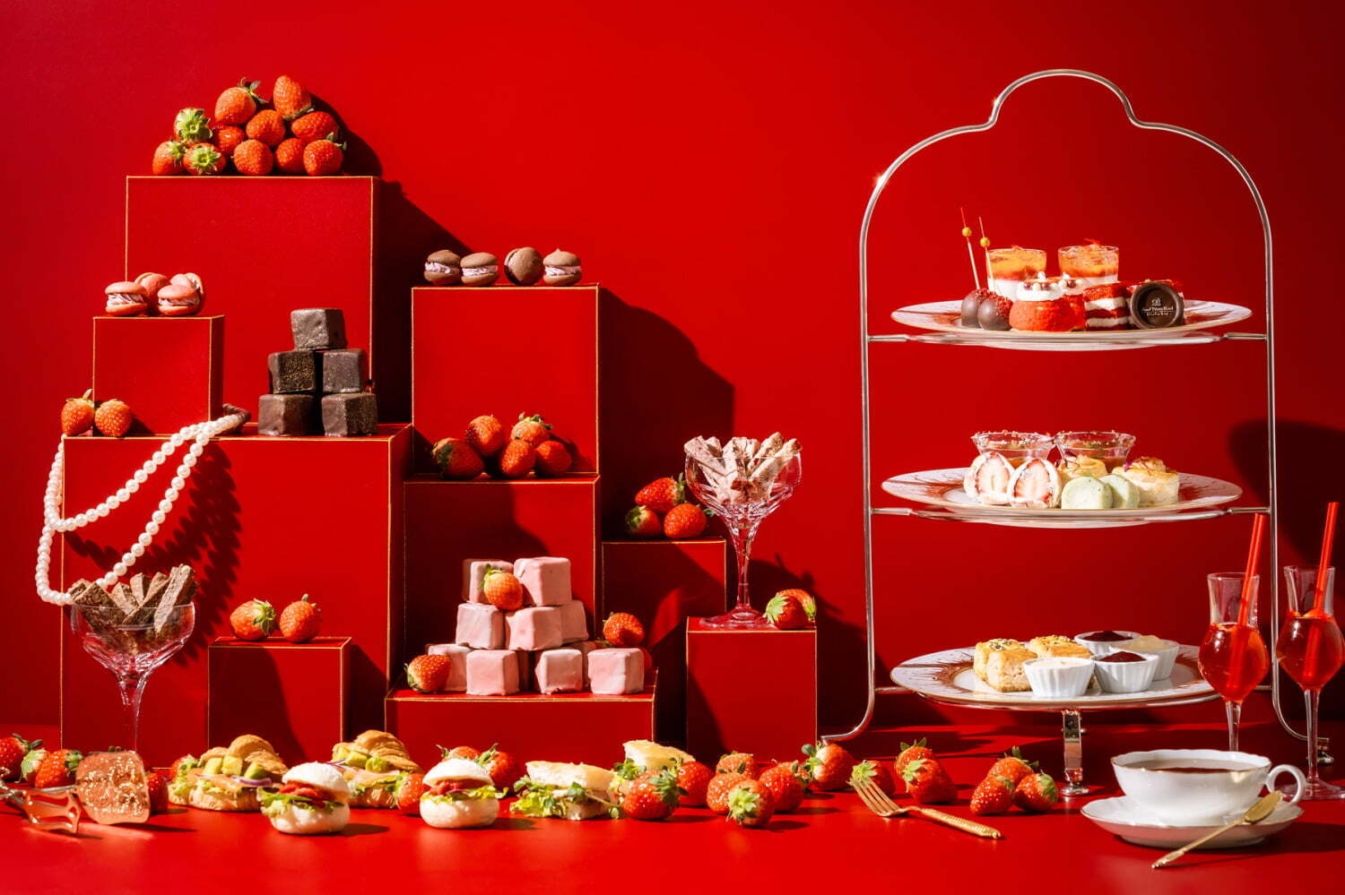 グランドプリンスホテル大阪ベイの苺アフタヌーンティー＆ブッフェ、“レッドカーペット風”ケーキなど