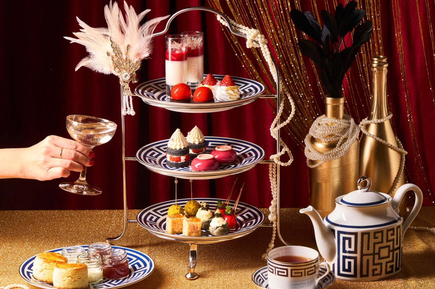 セント レジス ホテル 大阪のいちごアフタヌーンティー、“華やかな社交界”イメージの苺スイーツなど